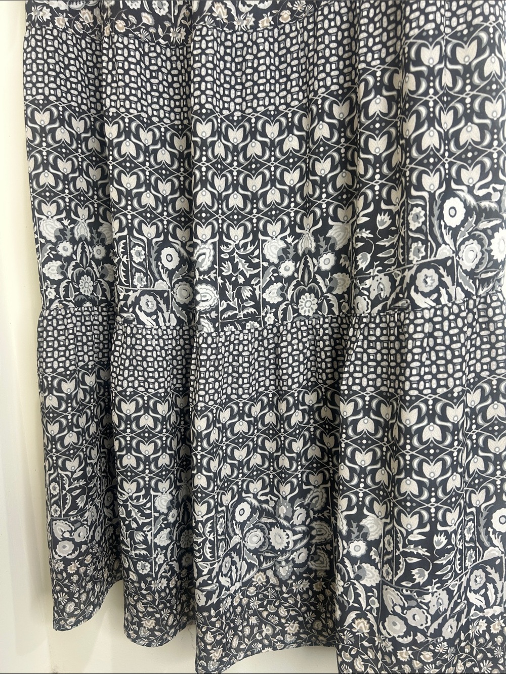 J. McLaughlin Dress Women's Medium Grey Floral Hortense Tiered Midi Resort - Picture 12 of 16